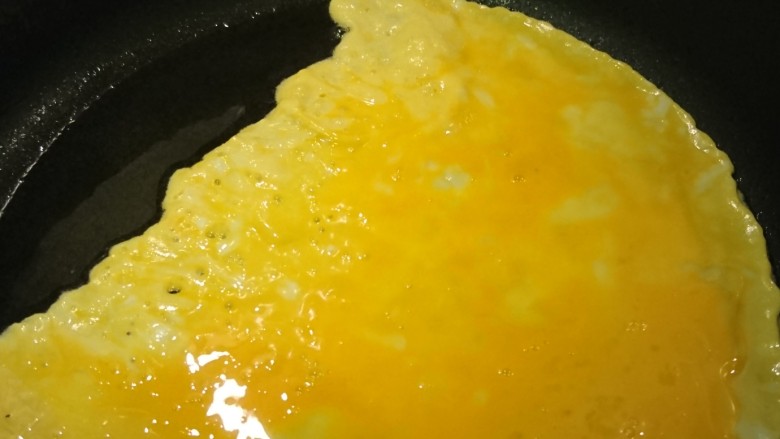台式鹵白菜,熱油下的蛋很快就呈現焦邊酥黃。