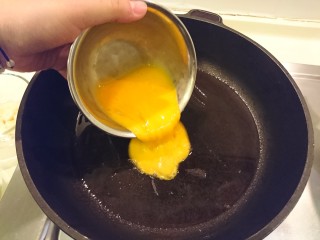 台式鹵白菜,油熱下蛋液。