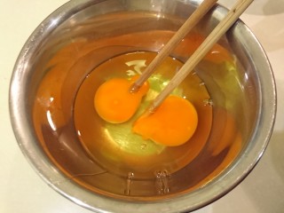 台式鹵白菜,蛋打散。
