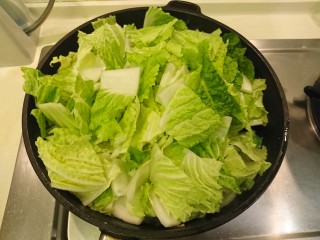 台式鹵白菜,下白菜，葉梗先放，再放葉子。