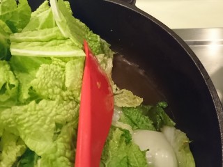 台式鹵白菜,白菜會出水，但鍋裡還是要有少量的水哦。
