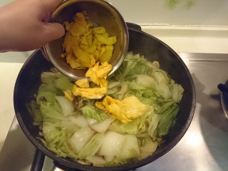 台式鹵白菜,蛋皮別忘了。加入後拌炒均勻。