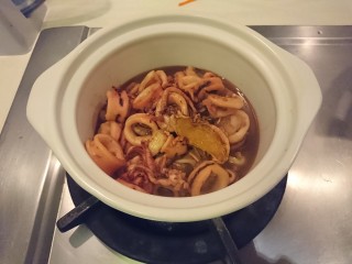 三杯中卷,煮開後換砂鍋，讓湯汁收乾。
