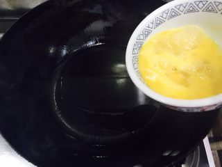 炒饭秀＋蒜香时蔬藜麦饭,油温烧至6成热时，放入鸡蛋液！