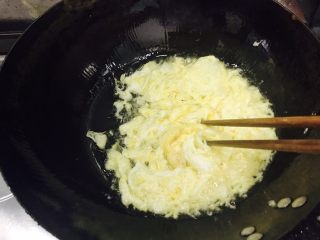 炒饭秀＋蒜香时蔬藜麦饭,用筷子迅速把蛋液打散！