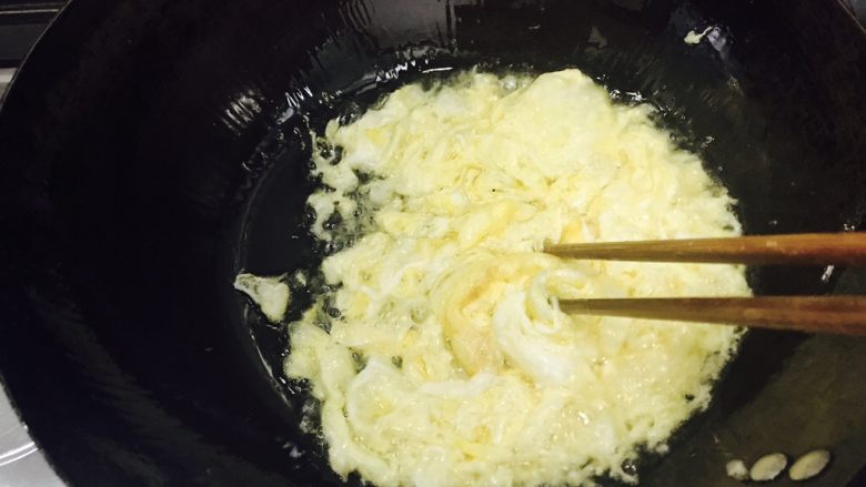 炒饭秀＋蒜香时蔬藜麦饭,用筷子迅速把蛋液打散！