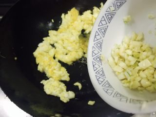 炒饭秀＋蒜香时蔬藜麦饭,接着倒入提前切好的大蒜沫！翻炒均匀！