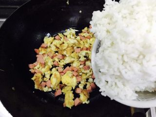 炒饭秀＋蒜香时蔬藜麦饭,接着倒入米饭一碗！用铲子把米饭打散！翻炒均匀！