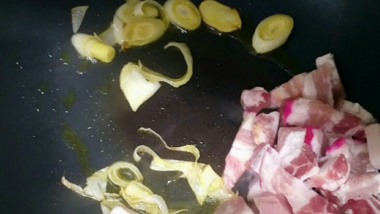 黄焖茭白,热油下葱姜蒜爆锅，下五花肉煸炒。