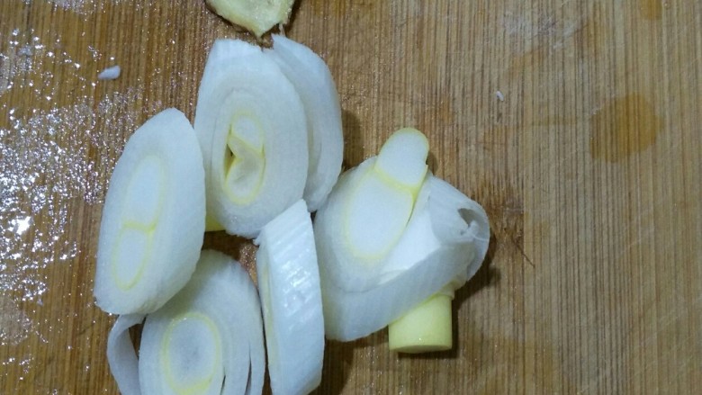 黄焖茭白,葱姜蒜切片待用。