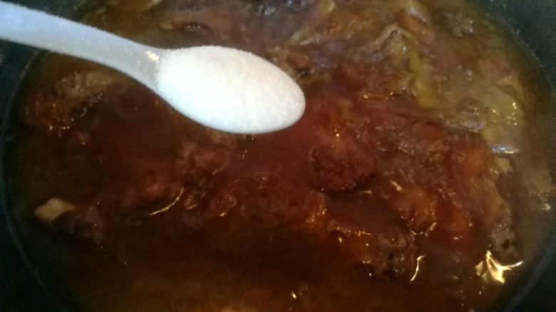 满口香小排骨,待到肉八分熟时，放一小勺盐，改中火炖。