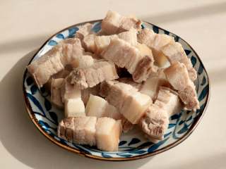红烧肉炖白萝卜,捞出的五花肉沥干水分，或是用厨房纸擦去水分；
