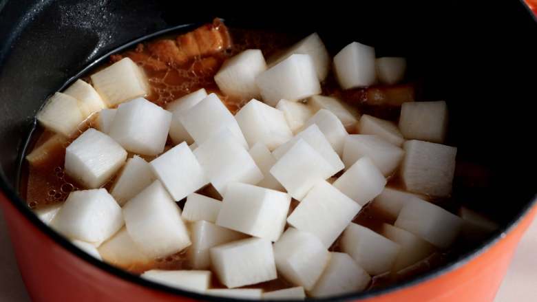 红烧肉炖白萝卜,烧至五花肉7-8成熟时，倒入白萝卜，放入适量的盐，继续焖煮；