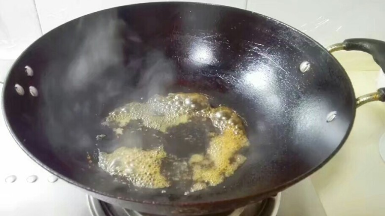 鲜甜~胡萝卜钻巴沙鱼,把盘子里的鱼汤倒进锅里，大火收汁