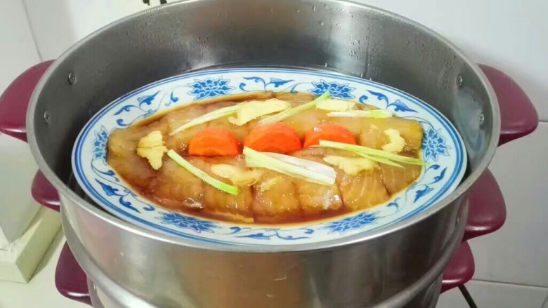 鲜甜~胡萝卜钻巴沙鱼,蒸锅水开放巴沙鱼蒸八分钟焖三分钟