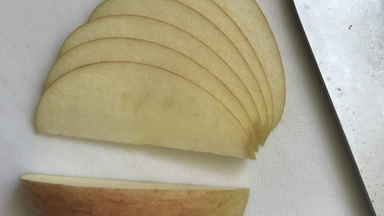 芝士苹果派,准备苹果花片，把苹果去芯，切成薄片。