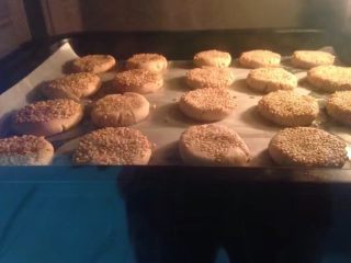 花生酱版花生小饼干,也可以粘上芝麻，烤出来也是飘香四溢。