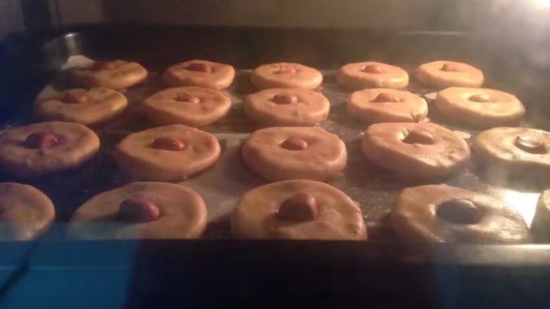 花生酱版花生小饼干,烤箱预热，140度，烤大概15分钟。（依自家烤箱习性调整）。
