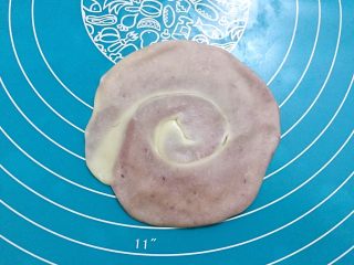 紫薯蛋黄酥,切面朝下再擀成中间厚四边薄的面片
