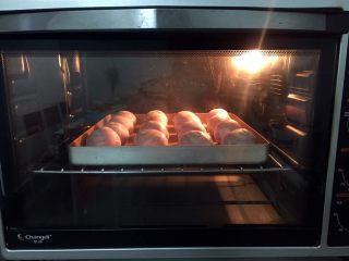 紫薯蛋黄酥,放入预热好的烤箱，上火90度，下火120度，中层30分钟（我的烤箱温度偏高，大家还是以自家烤箱脾气为准）