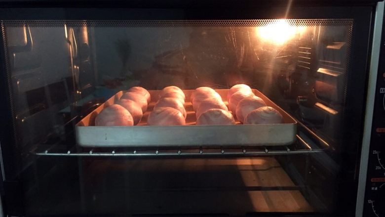 紫薯蛋黄酥,放入预热好的烤箱，上火90度，下火120度，中层30分钟（我的烤箱温度偏高，大家还是以自家烤箱脾气为准）