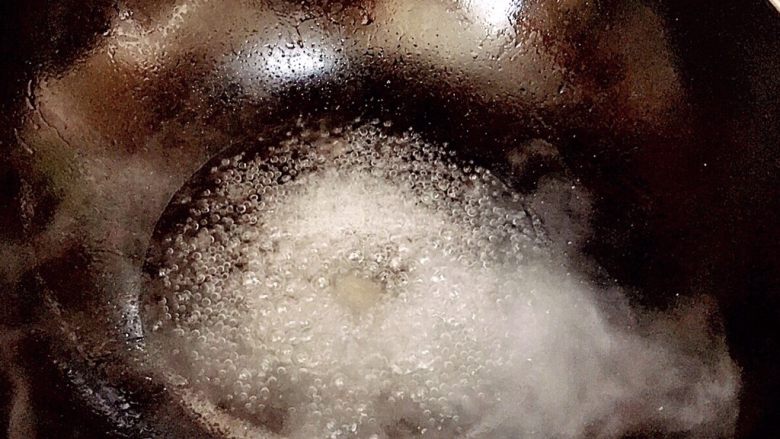 河南酥肉合碗,制作调料汁：放50ml热水在锅里
