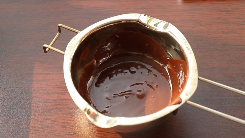 网红脏脏包,制作巧克力甘纳许，淡奶油和巧克力放入小锅中，小火加热，直至巧克力融化