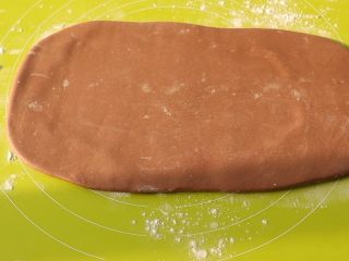 网红脏脏包,取出冷藏好的面团，尽量擀成规整的长方形，大小要能裹进黄油片