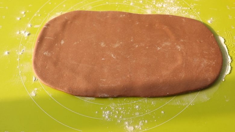 网红脏脏包,取出冷藏好的面团，尽量擀成规整的长方形，大小要能裹进黄油片