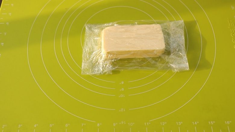 网红脏脏包,裹入黄油用保鲜膜包起来