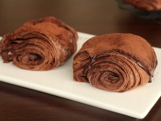 网红脏脏包,出炉后，将巧克力甘纳许淋在面包上，在表面筛一层可可粉