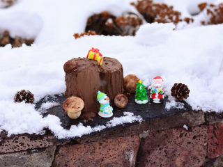 圣诞树桩蛋糕,但是却是真实的雪景，给这款树桩蛋糕带来了不一样的感觉