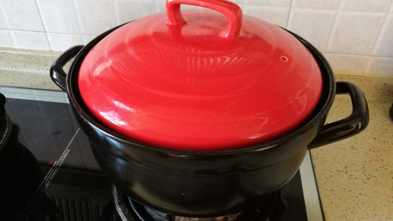 砂锅烤羊排,新到的砂锅用来烧烤,不要用水清洗，用湿抹布抹干净即可。