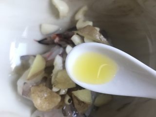 大虾泡饭,蒜末，洋葱末，姜，盐用橄榄油腌制半小时