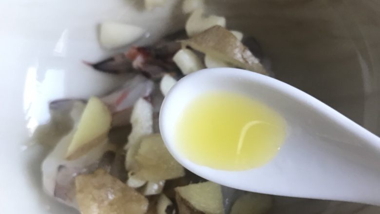 大虾泡饭,蒜末，洋葱末，姜，盐用橄榄油腌制半小时