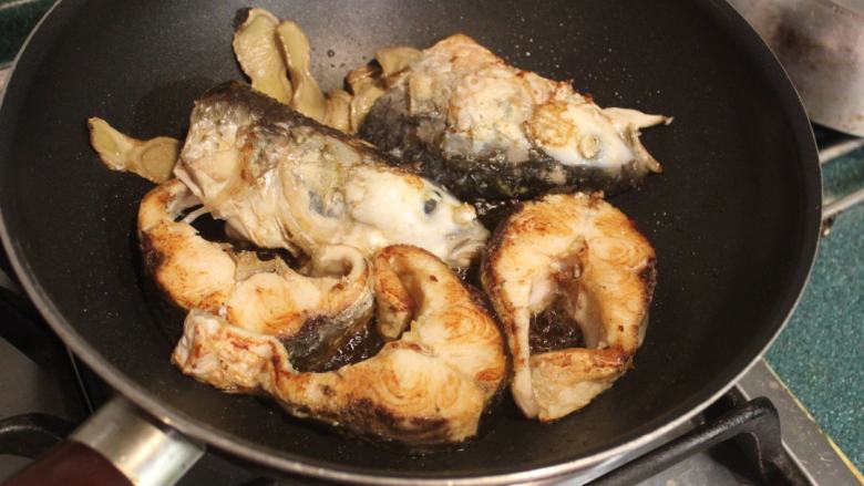 乌鱼米粉,将乌鱼入锅煎至两面金黄。这是重点，乌鱼要煎过才不会有腥味。煎的焦熟一点会更好吃。