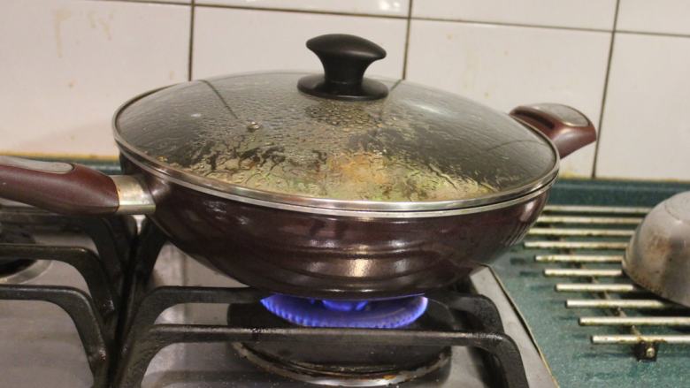 乌鱼米粉,盖盖煮约5分钟，将鱼煮熟入味。