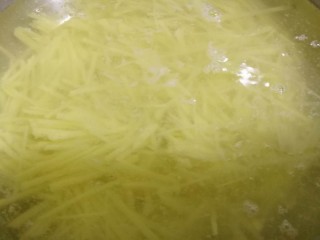 酸辣土豆丝,切好的土豆丝放入清水里浸泡，换水冼三次，洗去表面的淀粉。
