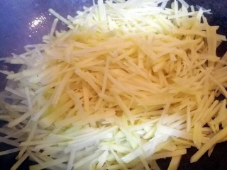 酸辣土豆丝,油温90°放入土豆丝，翻炒一会，炒至土豆丝微熟。用中火炒。