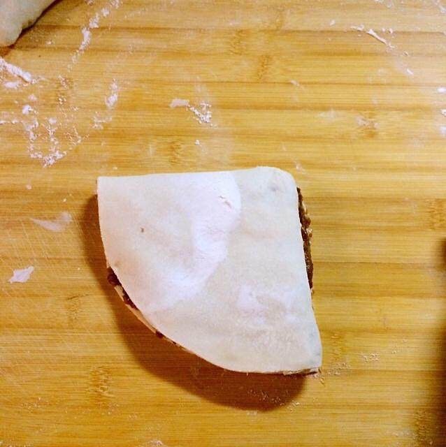 葱香牛肉饼,折成三角形
