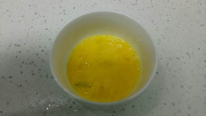 虾米紫菜鸡蛋汤,<a style='color:red;display:inline-block;' href='/shicai/ 9'>鸡蛋</a>打入碗中，打散。