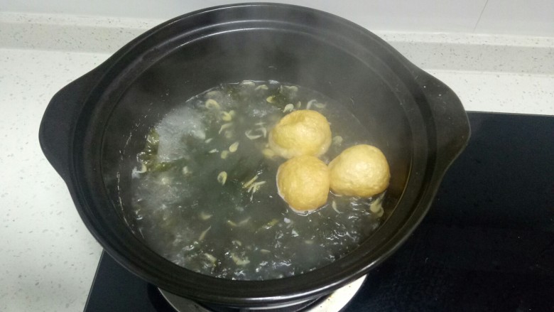 虾米紫菜鸡蛋汤,水开后，放入紫菜、面筋包。