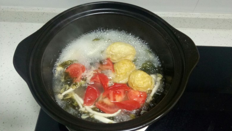 虾米紫菜鸡蛋汤,放入西红柿块煮5分钟 。