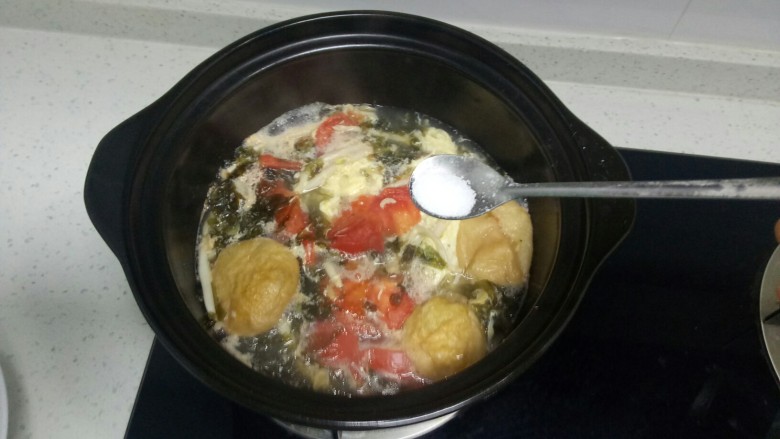 虾米紫菜鸡蛋汤,根据个人口味加入适量盐。