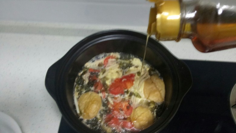 虾米紫菜鸡蛋汤,加入少许香油提味。