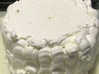 祝福天使,在蛋糕的四周和顶上都挤上奶油（我很久没抹面，挤得太多了）