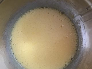 祝福天使,15克糖，牛奶、玉米油加入蛋黄里，用蛋抽搅拌至乳化