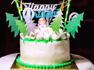 祝福天使,在蛋糕底部挤上一圈小珠子，剩下的换个花嘴，在顶部加上绿草地，插上许愿小天使蜡烛，放棉花糖，加上其他装饰，就完工了