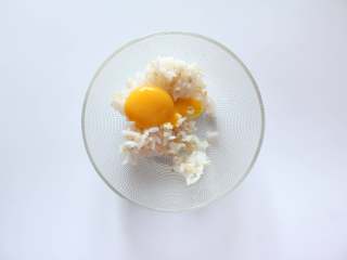 芦笋虾仁钱袋蛋包饭（适合15个月以上的宝宝）,米饭里打入蛋黄一个