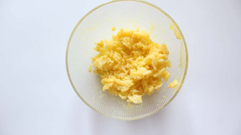 芦笋虾仁钱袋蛋包饭（适合15个月以上的宝宝）,拌匀备用